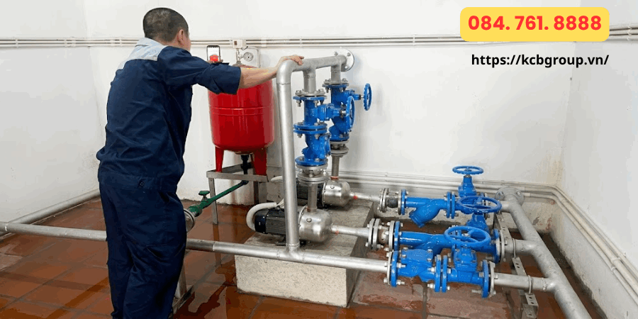 Kết nối bình áp vào đường ống
